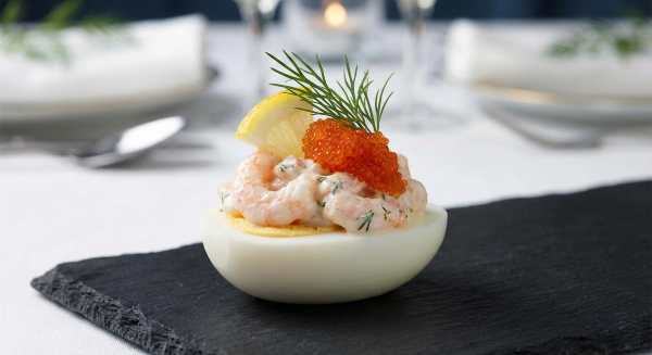 Lyxiga ägghalvor med räkor